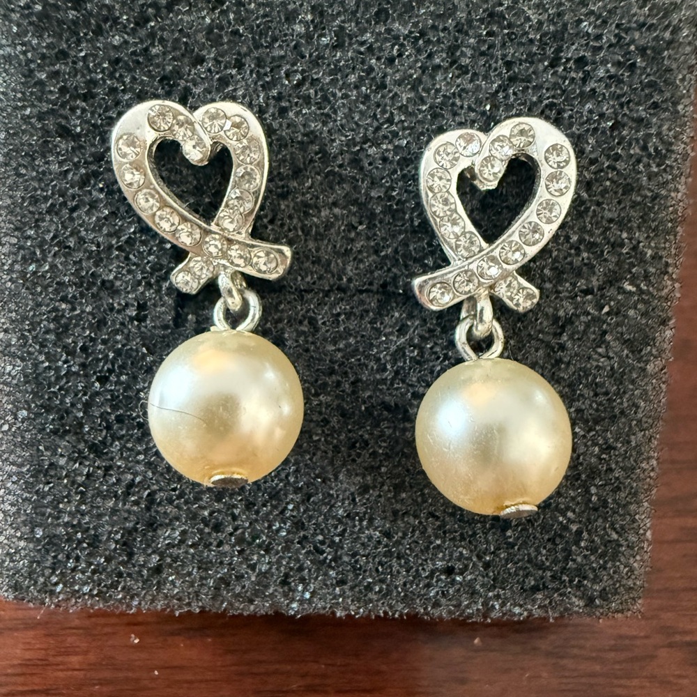 Elegant & Classy Silver Rhinestone Heart Earrings with Solitaire Pearl